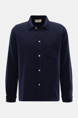 Officine Générale Strickhemd 'Gareth' navy aus Wolle und Cashmere, fein gestrickt, Regular Fit, mit Umlegekragen und Manschetten, frontale Nahaufnahme.