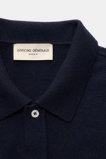 Officine Générale Strickhemd 'Gareth' navy, Detailaufnahme von oben, weicher Woll-Cashmere-Mix, Regular Fit, feines Strickbild, klassische Knopfleiste und Umlegekragen.