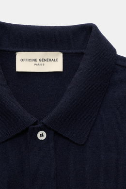 Officine Générale Strickhemd 'Gareth' navy, Detailaufnahme von oben, weicher Woll-Cashmere-Mix, Regular Fit, feines Strickbild, klassische Knopfleiste und Umlegekragen.