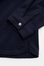 Officine Générale Strickhemd 'Gareth' navy, Detailaufnahme von Ärmel und Manschette mit Knopf, feines Strickbild, Wolle-Cashmere-Mix, Regular Fit.