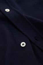 Officine Générale Strickhemd 'Gareth' navy in Nahaufnahme von oben, weicher Wolle-Cashmere-Mix, feines Strickbild, glatte Knopfleiste.