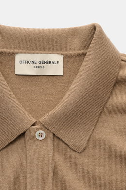 Officine Générale Strickhemd 'Gareth' hellbraun, Nahaufnahme von oben, weicher Woll-Cashmere-Mix, feines Strickbild, klassischer Kragen, glatte Knopfleiste.