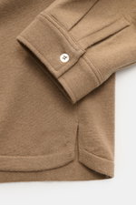 Nahaufnahme des Ärmelabschlusses mit Manschette und Knopf des Officine Générale Strickhemds 'Gareth' hellbraun aus Wolle-Cashmere-Mix.