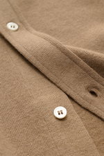 Officine Générale Strickhemd 'Gareth' hellbraun, Detailaufnahme aus schräger Perspektive, feines Strickbild, Knopfleiste, weicher Griff, Wolle-Cashmere-Mix.