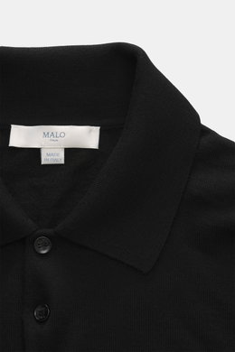 Nahaufnahme des Malo Feinstrickpolo schwarz aus reine Schurwolle mit weichem Griff, feinem Strickbild, Regular Fit, Polokragen, Drei-Knopf-Leiste und Rippbündchen.