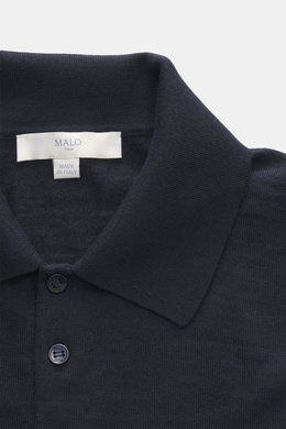Nahaufnahme des Malo Feinstrickpolo navy von oben, reine Schurwolle, weicher Griff, feines Strickbild, Regular Fit, Polokragen, Drei-Knopf-Leiste, Rippbündchen.