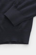Nahaufnahme des Ärmels und Saums vom Malo Feinstrickpolo navy, reine Schurwolle, weicher Griff, feines Strickbild, Regular Fit, Polokragen, Drei-Knopf-Leiste, Rippbündchen.
