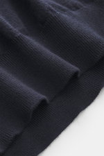 Nahaufnahme des strukturierten Stoffes vom Malo Feinstrickpolo navy, reine Schurwolle, weicher Griff, feines Strickbild, Regular Fit, Polokragen, Drei-Knopf-Leiste, Rippbündchen.