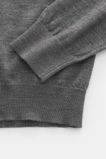 Nahaufnahme des Malo Feinstrickpolo grau meliert von oben, reine Schurwolle, weicher Griff, feines Strickbild, Regular Fit, Polokragen, Drei-Knopf-Leiste, Rippbündchen.