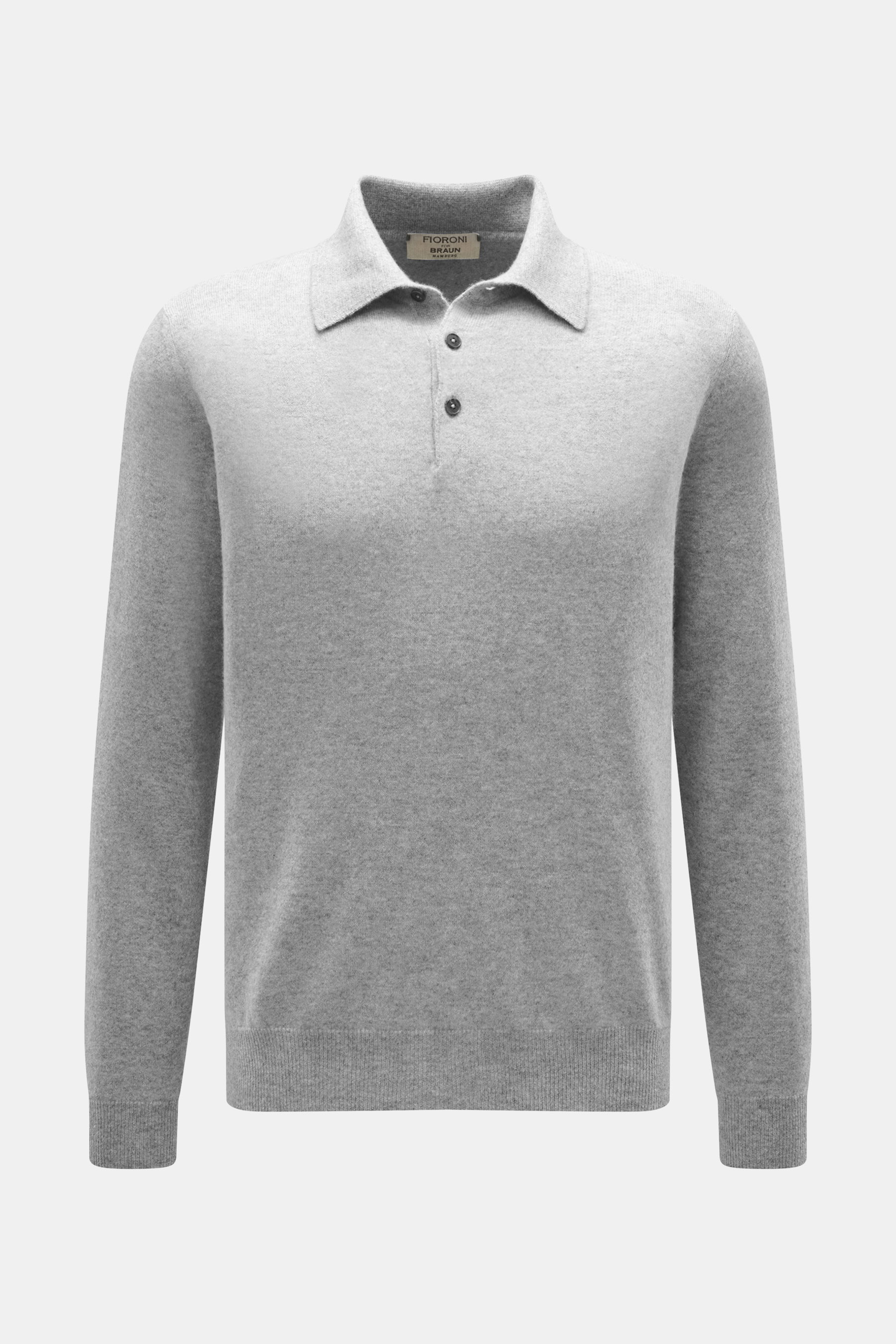 Frontale Nahaufnahme des Fioroni Cashmere Strickpolo grau meliert mit Polokragen, Drei-Knopf-Leiste, feinem Strickbild, Regular Fit und flexiblen Rippbündchen.