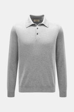 Frontale Nahaufnahme des Fioroni Cashmere Strickpolo grau meliert mit Polokragen, Drei-Knopf-Leiste, feinem Strickbild, Regular Fit und flexiblen Rippbündchen.
