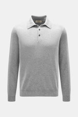 Frontale Nahaufnahme des Fioroni Cashmere Strickpolo grau meliert mit Polokragen, Drei-Knopf-Leiste, feinem Strickbild, Regular Fit und flexiblen Rippbündchen.