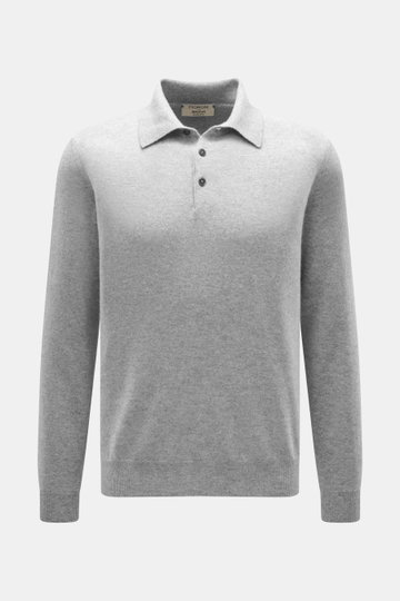 Frontale Nahaufnahme des Fioroni Cashmere Strickpolo grau meliert mit Polokragen, Drei-Knopf-Leiste, feinem Strickbild, Regular Fit und flexiblen Rippbündchen.