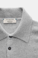 Nahaufnahme des Fioroni Cashmere Strickpolo grau meliert, fotografiert von oben, mit Polokragen, drei Knöpfen und feinem Strickbild.
