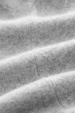 Fioroni Cashmere Strickpolo grau meliert in Nahaufnahme, Detailansicht des feinen, weichen Strickbilds aus reinem Baby-Cashmere.