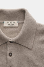 Fioroni Cashmere Strickpolo taupe meliert, Detailaufnahme von oben, reiner Cashmere, weicher Griff, feines Strickbild, Polokragen, Drei-Knopf-Leiste, Regular Fit, flexible Rippbündchen.