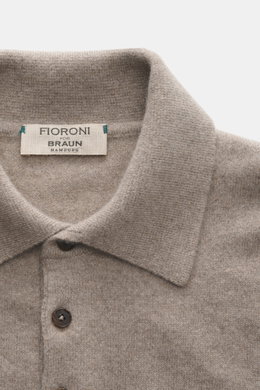 Fioroni Cashmere Strickpolo taupe meliert, Detailaufnahme von oben, reiner Cashmere, weicher Griff, feines Strickbild, Polokragen, Drei-Knopf-Leiste, Regular Fit, flexible Rippbündchen.