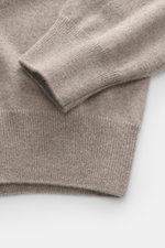 Fioroni Cashmere Strickpolo taupe meliert, Nahaufnahme Ärmel und Bund, reiner Cashmere, weicher Griff, feines Strickbild, Regular Fit, flexible Rippbündchen.