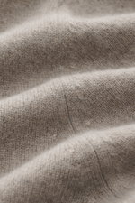 Fioroni Cashmere Strickpolo taupe meliert, Detailaufnahme von weichem, feinem Strickbild aus reinem Baby-Cashmere, Nahaufnahme der Struktur.