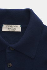 Nahaufnahme des Polokragens mit Drei-Knopf-Leiste des Fioroni Cashmere Strickpolo dunkelblau aus reinem Baby-Cashmere, feines Strickbild, weicher Griff.