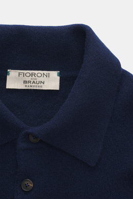 Nahaufnahme des Polokragens mit Drei-Knopf-Leiste des Fioroni Cashmere Strickpolo dunkelblau aus reinem Baby-Cashmere, feines Strickbild, weicher Griff.