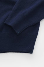 Fioroni Cashmere Strickpolo dunkelblau, Detailfoto von Ärmel und Bund, reiner Baby-Cashmere, weicher Griff, feines Strickbild, Regular Fit, Polokragen, Drei-Knopf-Leiste, flexible Rippbündchen.