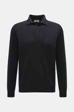 Fioroni Cashmere Strickpolo schwarz, frontal fotografiert, mit Polokragen, drei Knöpfen, weichem Griff, feinem Strickbild, Regular Fit und flexiblen Rippbündchen.