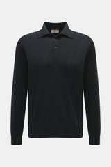 Fioroni Cashmere Strickpolo schwarz, frontal fotografiert, mit Polokragen, drei Knöpfen, weichem Griff, feinem Strickbild, Regular Fit und flexiblen Rippbündchen.