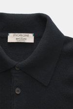 Close-up von Polokragen und Drei-Knopf-Leiste des schwarzen Fioroni Cashmere Strickpolo, feines Strickbild, weicher Griff, Regular Fit.