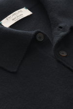 Nahaufnahme des schwarzen Fioroni Cashmere Strickpolo mit Polokragen, Drei-Knopf-Leiste und weichem, feinem Strickbild aus Baby-Cashmere.