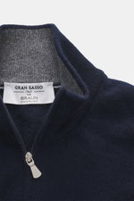 Gran Sasso Cashmere half-zip jumper navy close-up from above showing zipper, stand-up collar, soft pure cashmere knit with rib cuffs, slim fit.