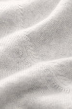 Close-up front view of Gran Sasso Cashmere half-zip jumper light grey melange showing fine knit pattern, soft pure cashmere, slim fit, zipper stand-up collar, and elastic rib cuffs.
