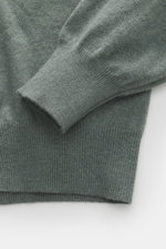 Close-up front view of the Gran Sasso Cashmere half-zip jumper grey green melange sleeve showing elastic rib cuffs and fine knit pattern, made of pure cashmere with a soft touch, slim fit, and zipper stand-up collar, perfect for an elegant wardrobe.