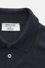 Nahaufnahme des Gran Sasso Feinstrickpolo navy von oben mit Polokragen, Perlmuttknöpfen und feinem Strick aus Schurwolle, Cashmere, Seide.