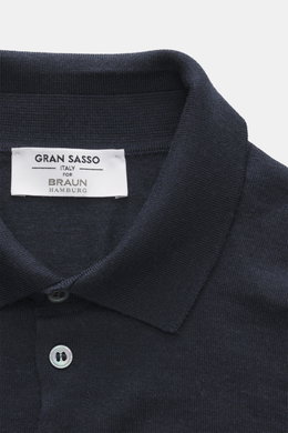 Nahaufnahme des Gran Sasso Feinstrickpolo navy von oben mit Polokragen, Perlmuttknöpfen und feinem Strick aus Schurwolle, Cashmere, Seide.