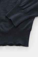 Gran Sasso Feinstrickpolo navy, Detailaufnahme von Ärmel und Bund, feines Strickbild, leichte Qualität aus Schurwolle, Cashmere, Seide, Slim Fit.
