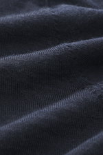 Gran Sasso Feinstrickpolo navy in Nahaufnahme, Detailansicht des feinen Strickbilds aus Schurwolle, Cashmere und Seide, Slim Fit