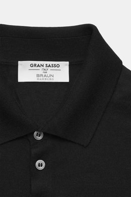 Close-up front view of the Gran Sasso Fine knit polo black, showing the collar, four-button mother-of-pearl placket, and fine knit texture.

Description: 
<p>The lightweight knit polo by GRAN SASSO is made from ultra-fine virgin wool, cashmere, and silk. 