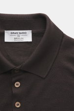 Gran Sasso Feinstrickpolo dunkelbraun in Slim Fit, Detailaufnahme von oben auf Polokragen und Perlmuttknöpfe aus Schurwolle, Cashmere, Seide.