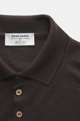 Gran Sasso Feinstrickpolo dunkelbraun in Slim Fit, Detailaufnahme von oben auf Polokragen und Perlmuttknöpfe aus Schurwolle, Cashmere, Seide.