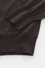 Gran Sasso Feinstrickpolo dunkelbraun, Nahaufnahme von Ärmel und Bund, feines Strickbild, Slim Fit, aus Schurwolle, Cashmere und Seide, leichte Qualität.