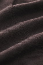 Gran Sasso Feinstrickpolo dunkelbraun in Nahaufnahme, Detailansicht des feinen Strickbilds aus Schurwolle, Cashmere und Seide, sehr leicht.