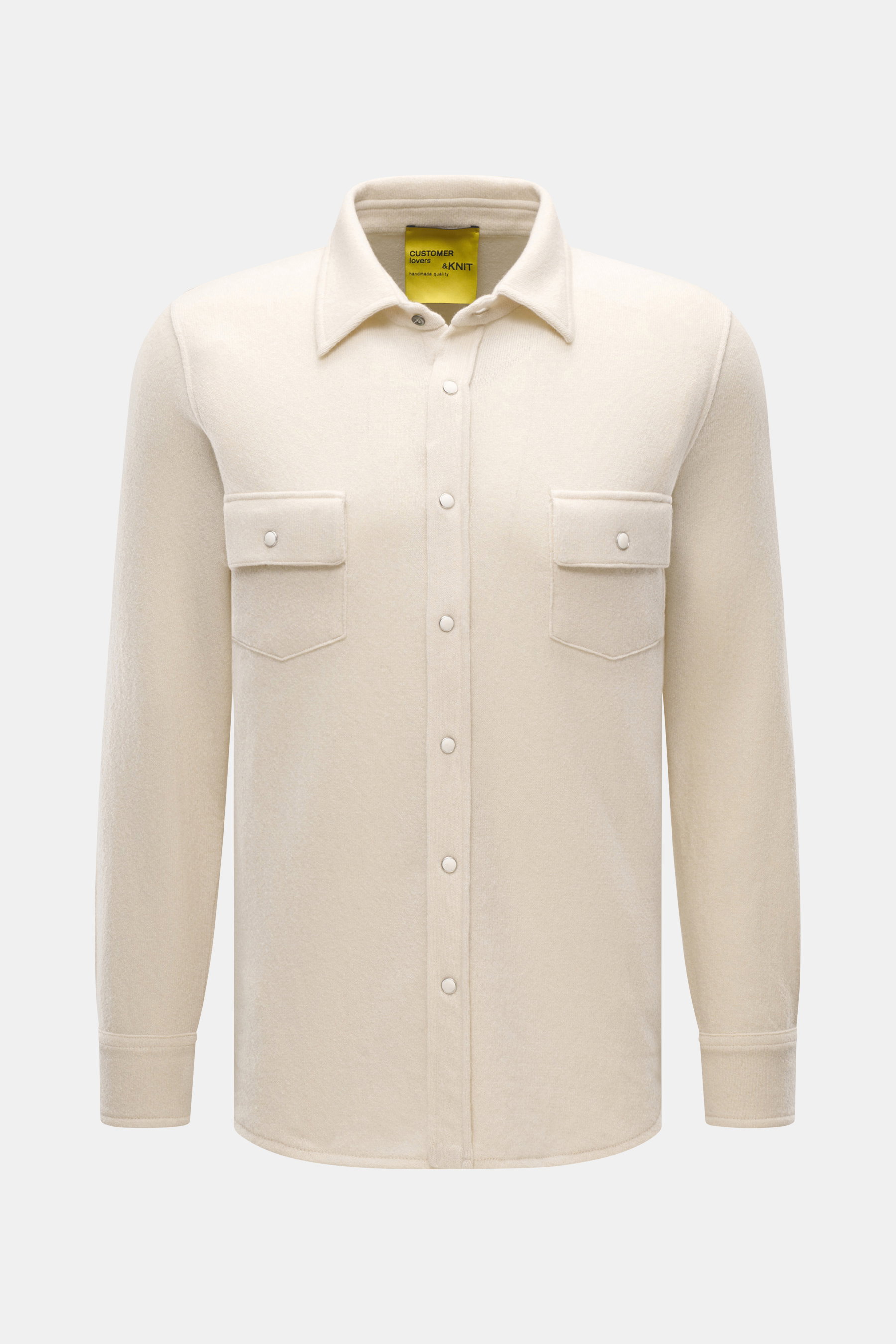 Vorne und mittig fotografiertes B.F. Knitwear Cashmere Strickhemd Kent-Kragen creme mit Brusttaschen, Slim Fit und feinem Strickbild.