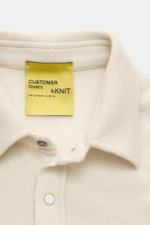 B.F. Knitwear Cashmere Strickhemd Kent-Kragen creme, Detailaufnahme von oben, reiner Cashmere, weicher Griff, Slim Fit, Druckknopfleiste, Brusttaschen.