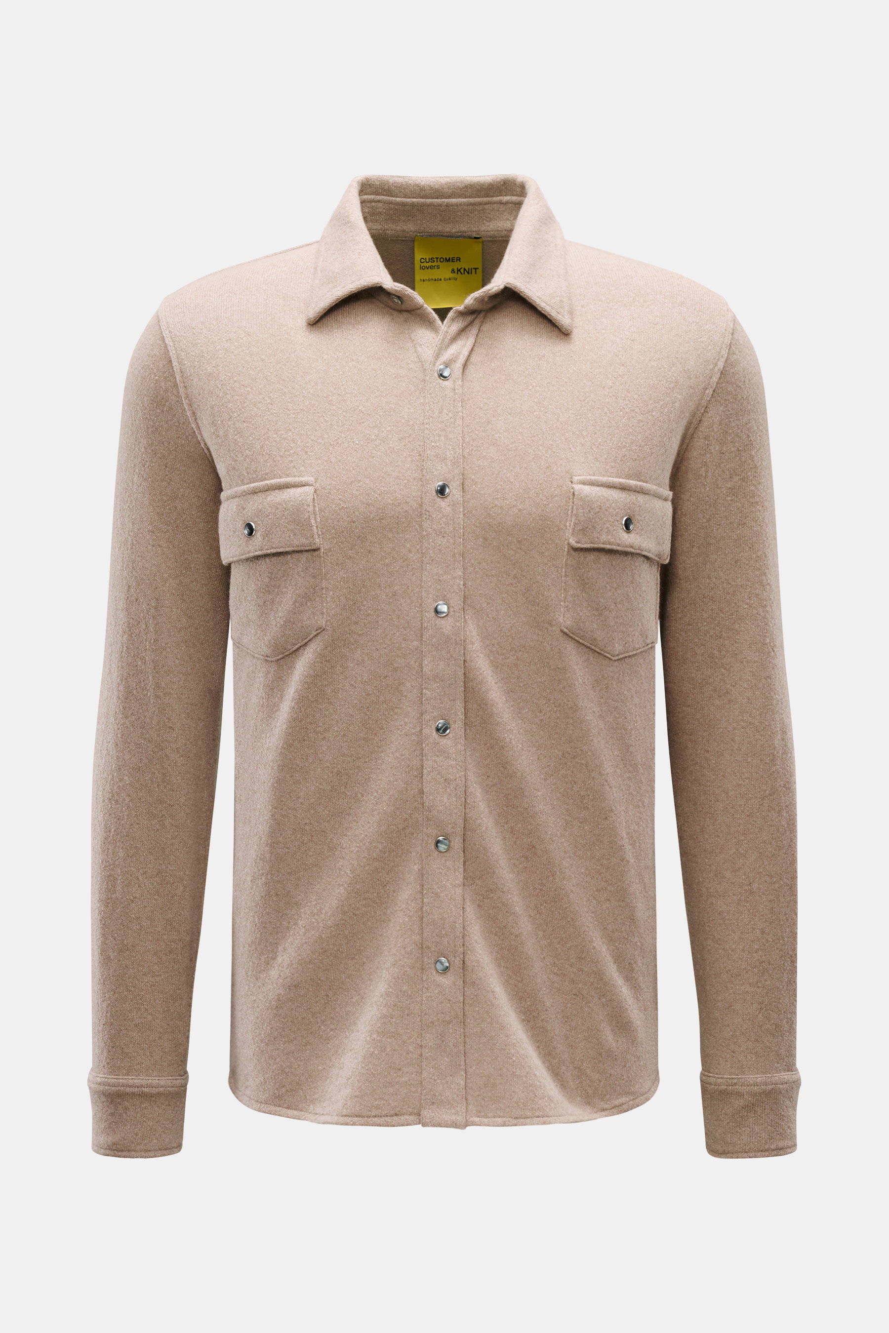 Vorderansicht des B.F. Knitwear Cashmere Strickhemd Kent-Kragen beige, aus reinem Cashmere mit Slim Fit, aufgesetzten Brusttaschen und Druckknopfleiste.