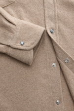 Nahaufnahme von B.F. Knitwear Cashmere Strickhemd Kent-Kragen beige, zeigt feines Strickbild, weiche Textur, Druckknöpfe und Sportmanschette frontal.