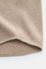 B.F. Knitwear Cashmere Strickhemd Kent-Kragen beige, Nahaufnahme des weichen, feinen Strickbilds mit gerundetem Saum, reiner Cashmere, Slim Fit
