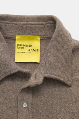 Nahaufnahme des B.F. Knitwear Cashmere Strickhemds Kent-Kragen graubraun meliert von oben, weicher Griff, feines Strickbild, Slim Fit, Druckknopfleiste.