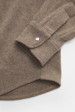 Nahaufnahme des B.F. Knitwear Cashmere Strickhemd Kent-Kragen graubraun meliert, Fokus auf Sportmanschette mit Druckknopf und gerundetem Saum.