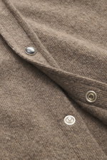 B.F. Knitwear Cashmere Strickhemd Kent-Kragen graubraun meliert, Detailaufnahme von Druckknopf und feinem Strickbild aus weichem Cashmere.